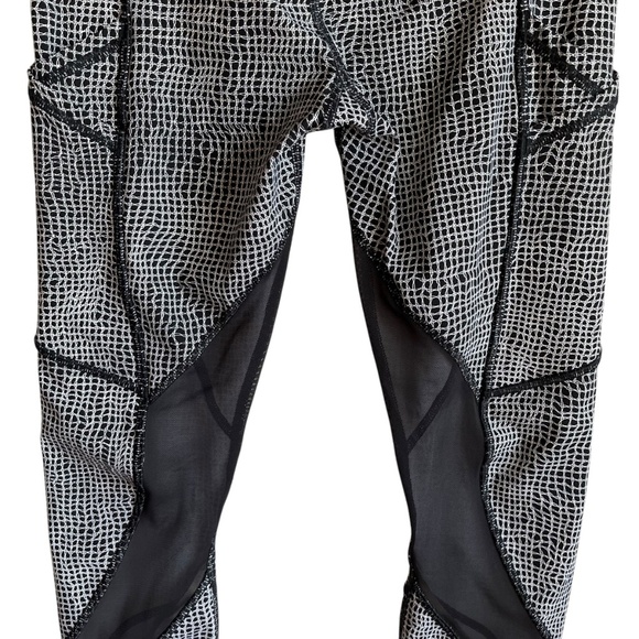 Lululemon Outrun Tight Size 4 Fall Net White Black / Black - Picture 9 of 14